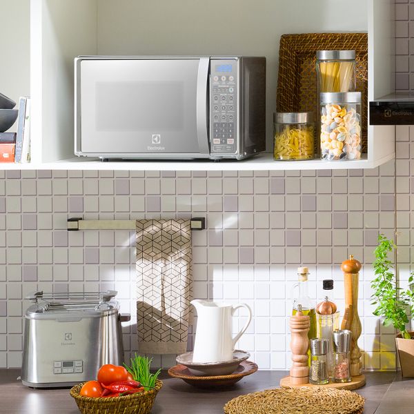 MICROONDAS ELECTROLUX 20LTS EMDO20D5GSRG PLATA